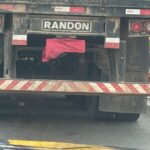 Caminhão com placas encobertas por pano e papelão é apreendido em Goiás, motorista foi detido.