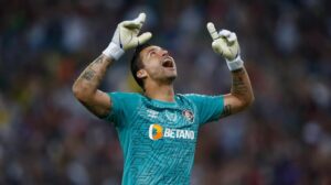 Fluminense renova com goleiro Fábio até 2027, quando ele terá 47 anos
