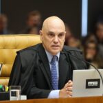 Moraes suspende visitas de Flávio Bolsonaro ao ex-presidente Jair Bolsonaro por 90 dias
