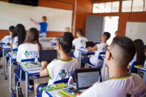 Goiás reduz abandono escolar e amplia permanência de estudantes no ensino médio da rede pública