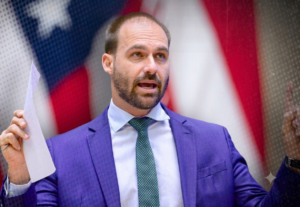 Governo dos Estados Unidos concede green card a Eduardo Bolsonaro em meio a impasses diplomáticos e judiciais