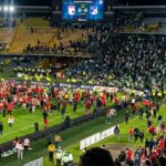 Invasão de campo provoca briga generalizada entre torcedores durante jogo em Bogotá