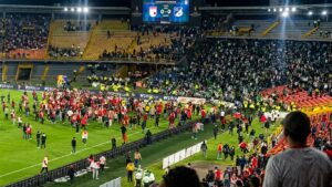Invasão de campo provoca briga generalizada entre torcedores durante jogo em Bogotá
