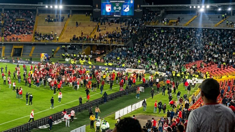 Invasão de campo provoca briga generalizada entre torcedores durante jogo em Bogotá
