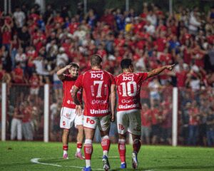Vila Nova encara o Operário-PR em duelo direto pelo acesso à Série A