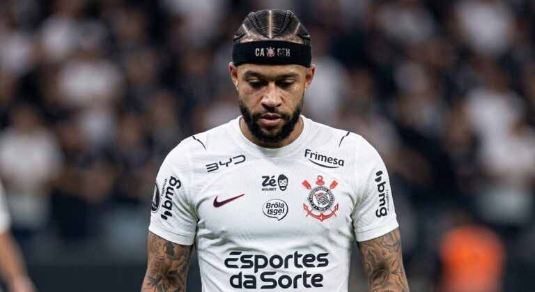 Fernando Diniz sai em defesa de Memphis Depay após pênalti que eliminou o Corinthians da Libertadores