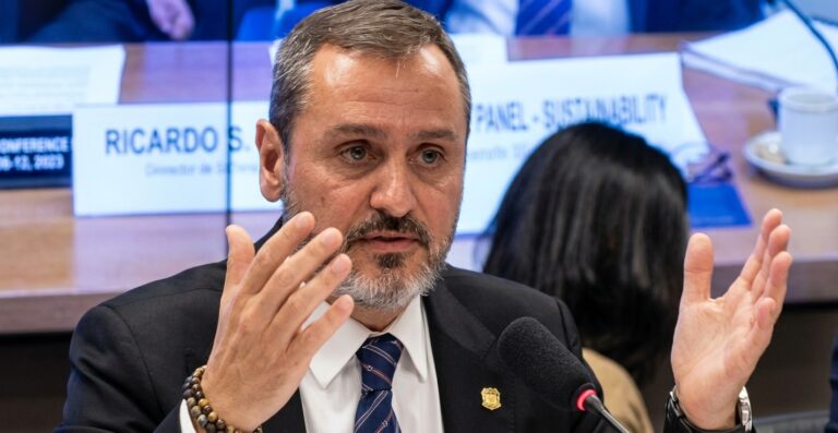 André Mendonça manda afastar dois delegados da PF em meio à crise com Alexandre de Moraes