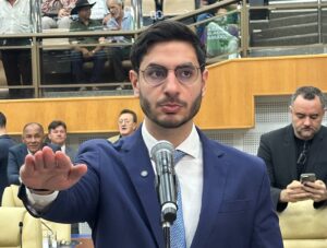 Câmara de Goiânia recebe notificação para cassação de Aava Santiago e convocação de Michel Magul